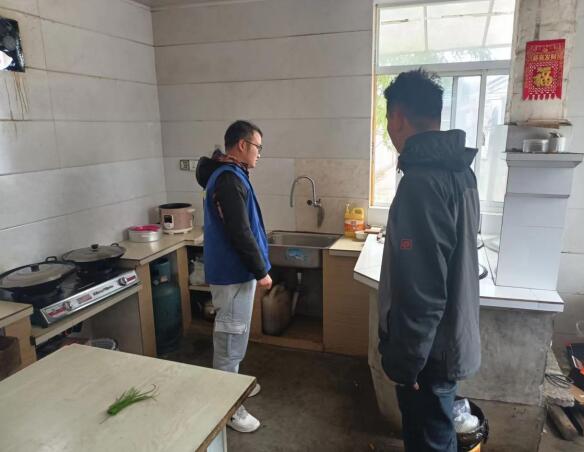 晶明村网格开展“环保油”专项整治活动米乐m6