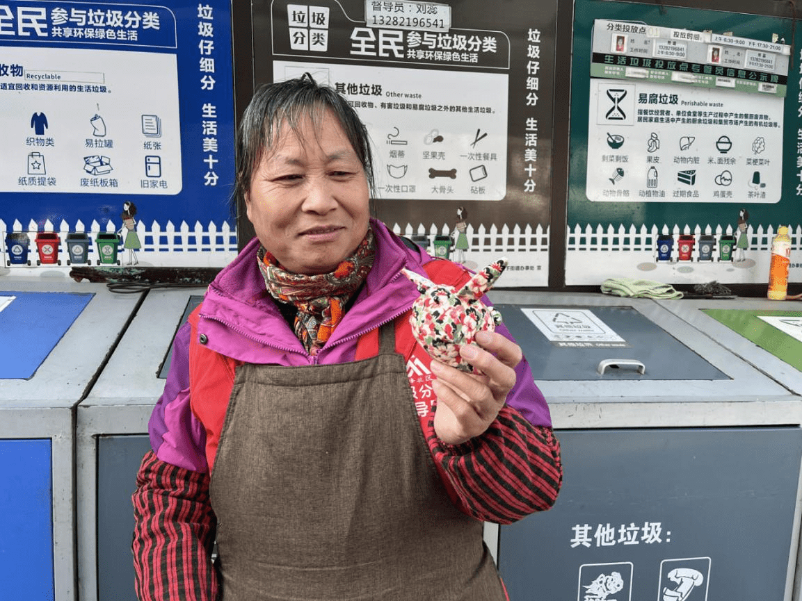 米乐m6西湖区留下街道：欢喜迎兔年 屏峰社区为督导员送上手工礼品